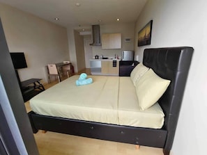 1 bedroom, WiFi, bed sheets - Staycation on overlooking studio (Makati)