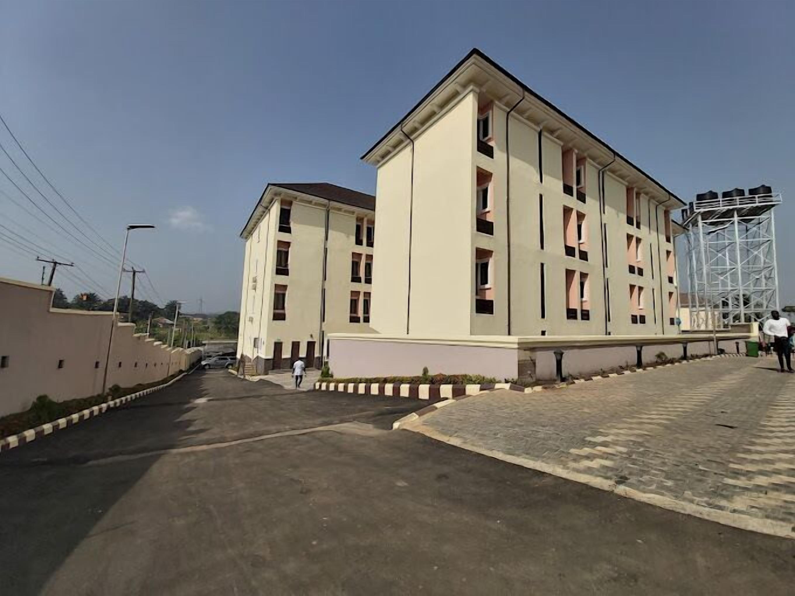 Ein mehrstöckiges Gebäude mit flachem Dach und einer symmetrischen Fassade.