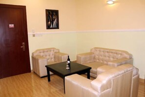 Schreibtisch, laptopgeeigneter Arbeitsplatz, kostenloses WLAN