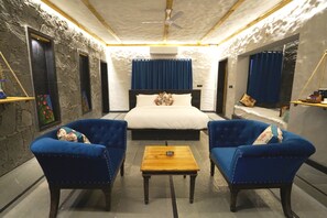 Habitación Deluxe | Escritorio, cortinas opacas, tabla de planchar con plancha