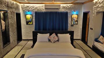 Escritorio, cortinas blackout y tabla de planchar con plancha