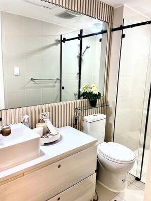 Haartrockner, Handtücher, Seife, Toilettenpapier