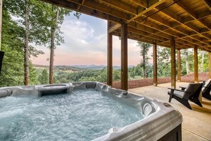 Outdoor spa tub - Berry Refined - Luxury, views, hot tub, spacious (Morganton)