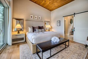 2 bedrooms, iron/ironing board, WiFi, bed sheets - Berry Refined - Luxury, views, hot tub, spacious (Morganton)