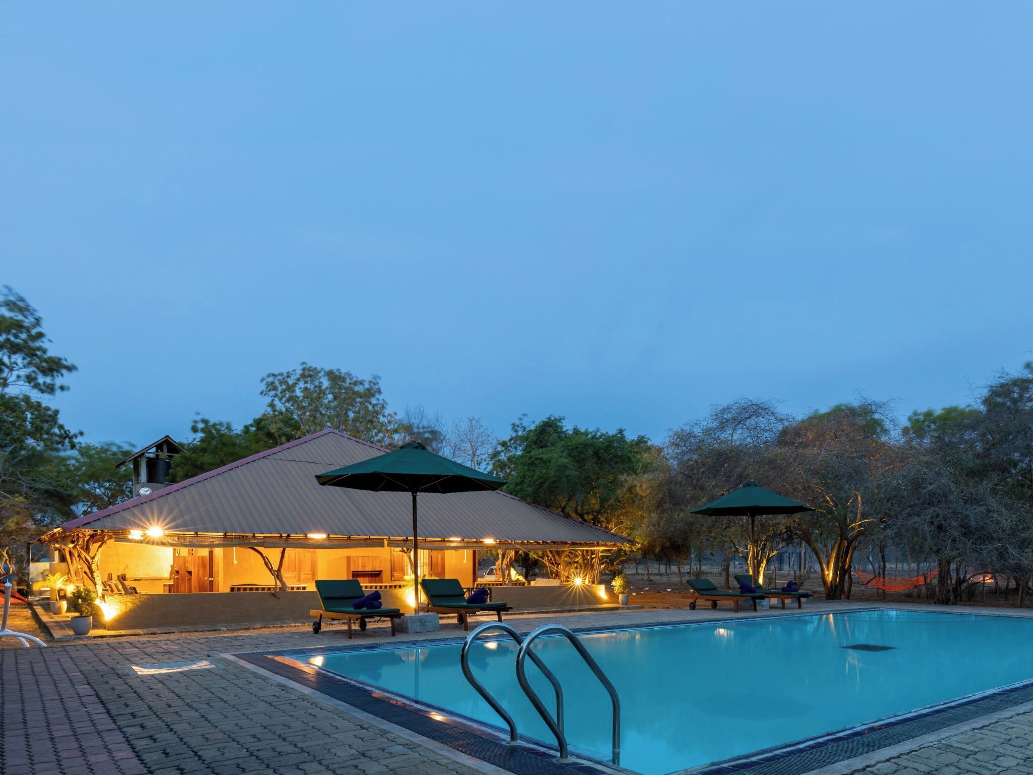 Una piscina al aire libre