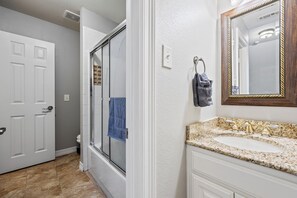 Secadora de cabello, toallas, jabón, shampoo 