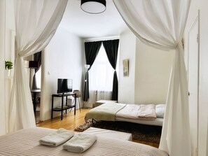 1 chambre, bureau, fer et planche à repasser, accès au Wi-Fi (inclus)