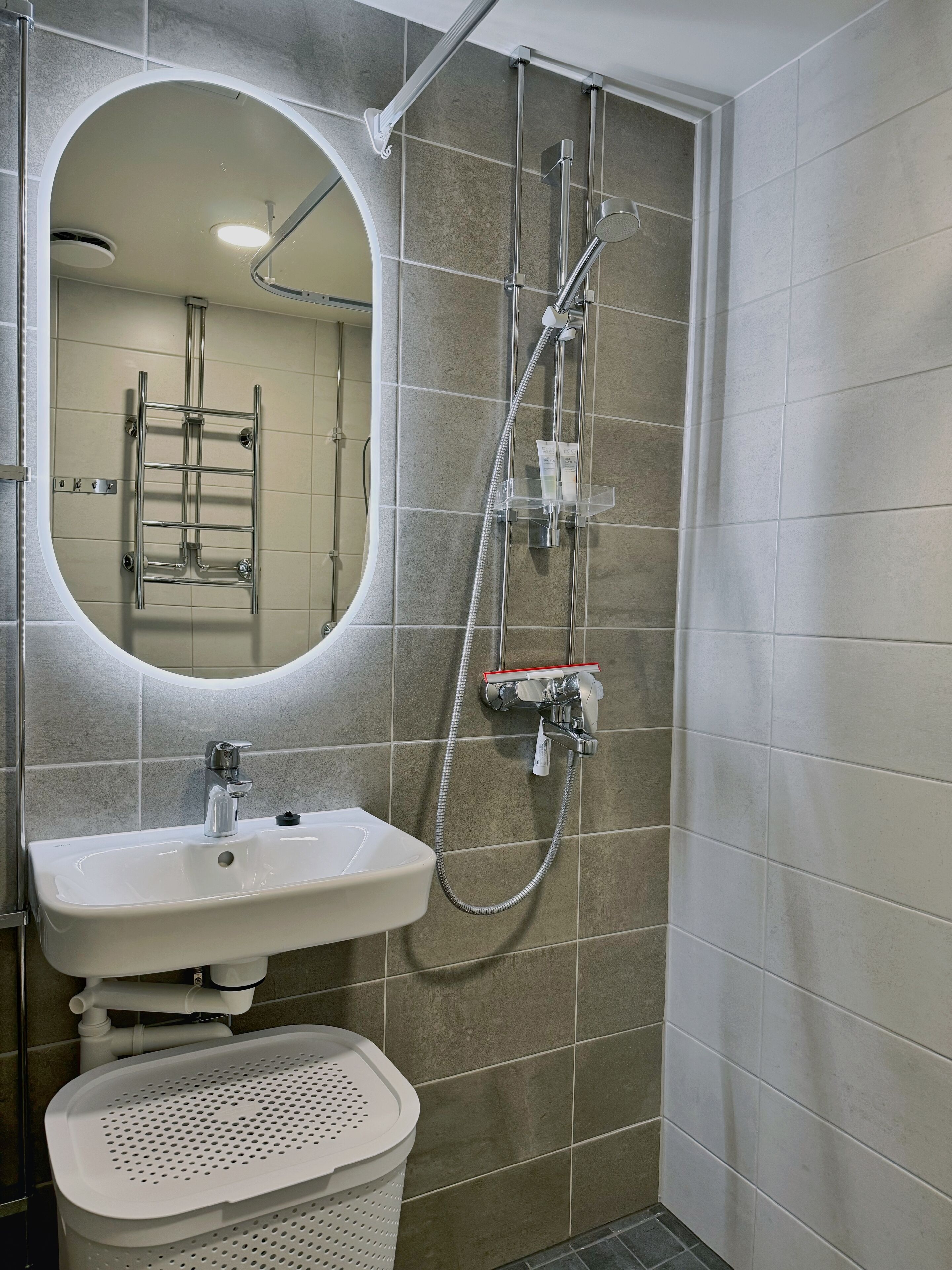 Een douche, een haardroger, een bidet, handdoeken