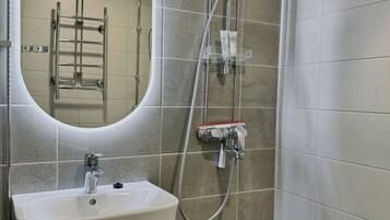 Een douche, een haardroger, een bidet, handdoeken