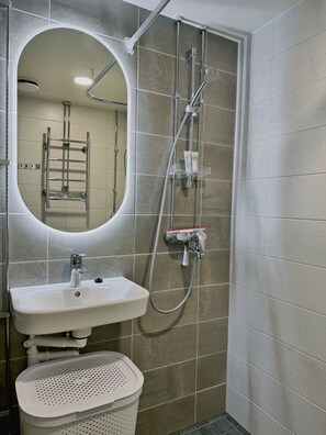 Dusche, Haartrockner, Bidet, Handtücher