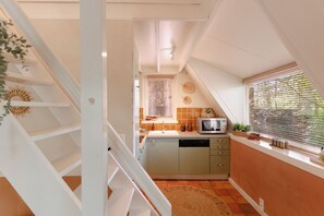 Frigorífico, lavavajillas, trona infantil y mesa de comedor