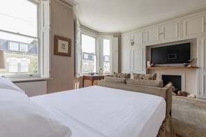 4 bedrooms, iron/ironing board, bed sheets