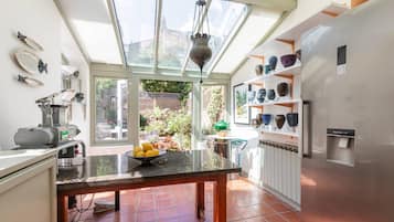 Apartment (4 Bedrooms) | Private kitchen | Fridge, microwave, oven, dishwasher