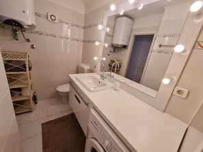 Shower, hair dryer, towels