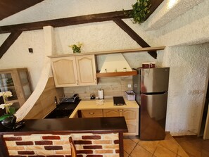 Kjøleskap, mikrobølgeovn, ovn og kaffetrakter/tekoker