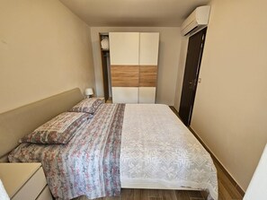 2 makuuhuonetta, silitysrauta/-lauta, ilmainen Wi-Fi, vuodevaatteet