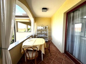 Outdoor dining - Apartment Branko I with balcony and sea view in Porec, Istria (Mugeba)
