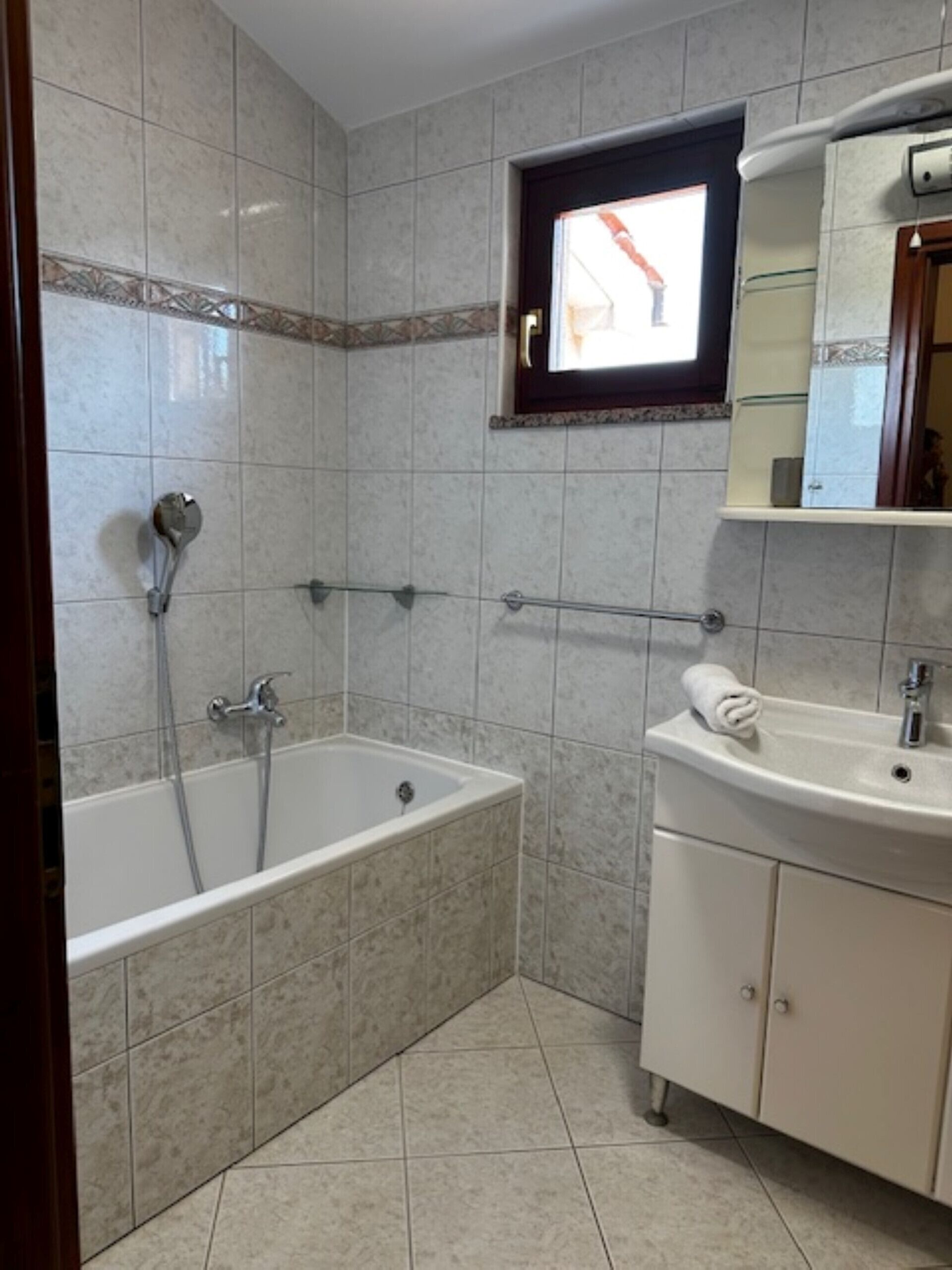 Shower, hair dryer, towels