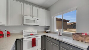 Coffee/tea maker, fridge, microwave, oven - 2BR condo w golf course views, balcony (Mesa)