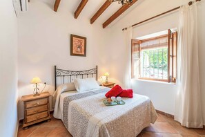 2 slaapkamers, een strijkplank/strijkijzer, beddengoed