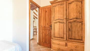 2 dormitorios, tabla de planchar con plancha, ropa de cama