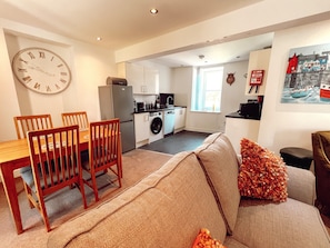 Superior Apartment | Private kitchen | Fridge, microwave, oven, stovetop - Loch Ness Gate House Apartments (Fort Augustus)