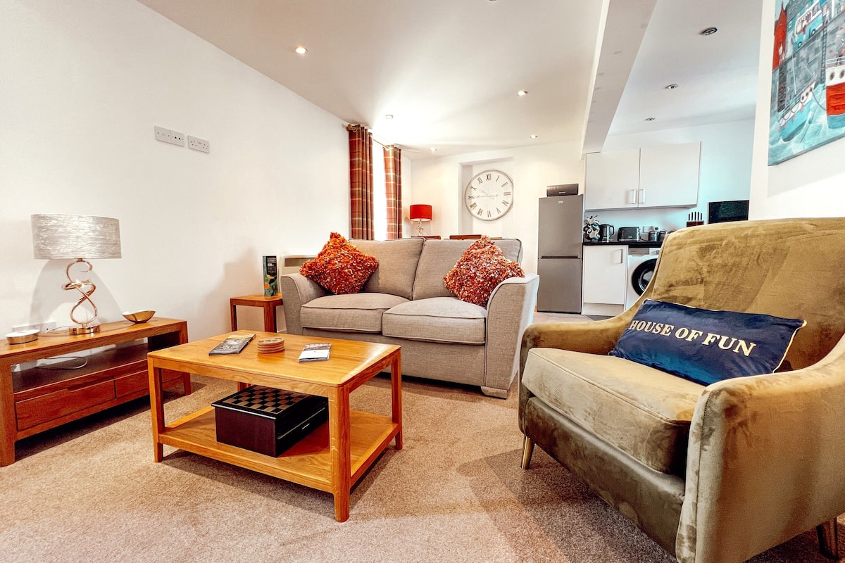 Superior Apartment | 2 bedrooms, iron/ironing board, free wired internet