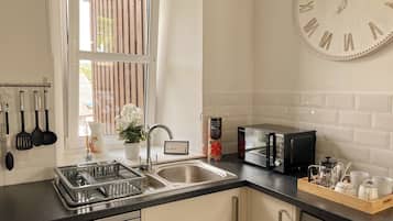 Superior Apartment | Private kitchen | Fridge, microwave, oven, stovetop