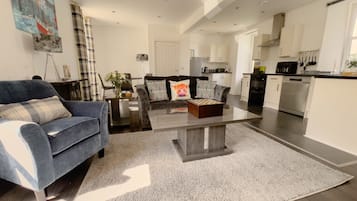 Superior Apartment | Living area | 42-inch flat-screen TV with satellite channels