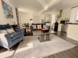 高级公寓 | 起居区 | 42-英寸纯平电视（配备卫星频道）