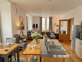 高级公寓 | 私人厨房 | 冰箱、微波炉、烤箱、炉灶