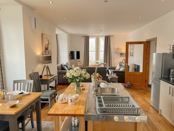 Superior Apartment | Private kitchen | Fridge, microwave, oven, stovetop - Loch Ness Gate House Apartments (Fort Augustus)