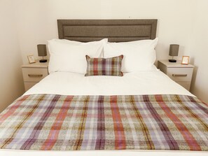 Superior Apartment | 2 bedrooms, iron/ironing board, free wired internet - Loch Ness Gate House Apartments (Fort Augustus)