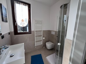 Haartrockner, Handtücher, Seife, Toilettenpapier
