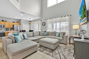 Smart TV, fireplace, video games, ping pong - Stunning Pool Home - No Rear Neighbors - 5 Minutes To Disney! (Kissimmee)