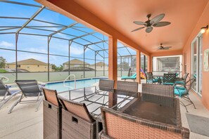 A heated pool - Stunning Pool Home - No Rear Neighbors - 5 Minutes To Disney! (Kissimmee)