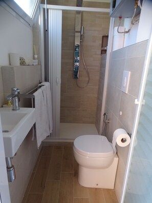 Shower, hair dryer, towels, soap - In the center of Santa Margherita, Mariarosa Apartment CIN IT010054C28CWQANQ7 (Santa Margherita Ligure)