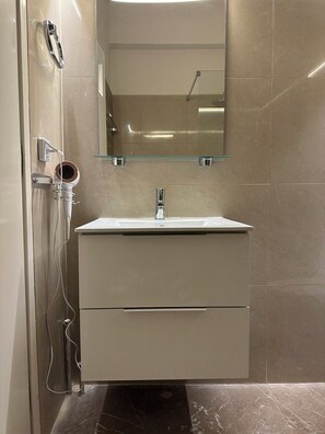 淋浴设施、吹风机、毛巾、肥皂