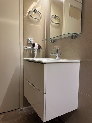 淋浴设施、吹风机、毛巾、肥皂