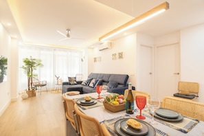 Apartamento familiar, 2 habitaciones, 2 baños (Estepona DownTown Near The Beach) | Zona de estar | Una televisión de pantalla plana