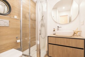 Family Apartment, Multiple Bedrooms, 2 Bathrooms (Estepona DownTown Near The Beach) | Bathroom | Shower, hair dryer, towels, soap - Estepona Downtown Near The Beach (Estepona)