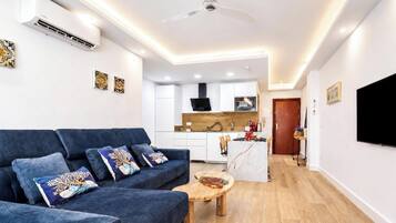 Departamento familiar, 2 habitaciones, 2 baños (Estepona DownTown Near The Beach) | Área de sala de estar | Televisión de pantalla plana