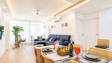 Familienapartment, 2 Schlafzimmer, 2 Bäder (Estepona DownTown Near The Beach) | Wohnbereich | Flachbildfernseher