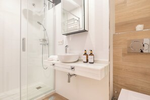 Shower, hair dryer, towels, soap - Estepona Downtown Near The Beach (Estepona)
