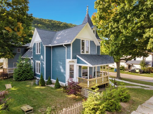 The Glarum House - Gorgeous Dog-Friendly Historic Home in Great Location with Central A/C!