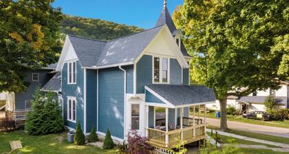 The Glarum House - Gorgeous Dog-Friendly Historic Home in Great Location with Central A/C!