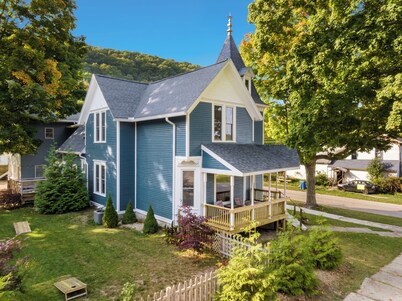 The Glarum House - Gorgeous Dog-Friendly Historic Home in Great Location with Central A/C!