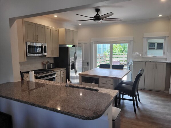 冷蔵庫、電子レンジ、オーブン、コンロ