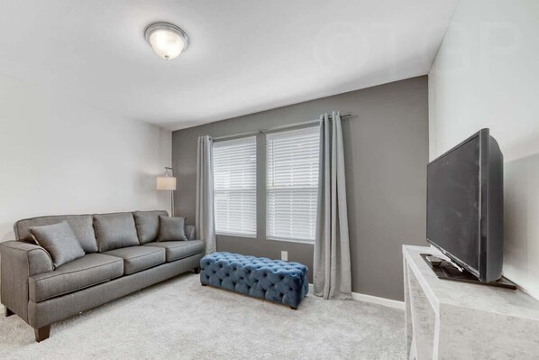 テレビ、暖炉、書斎 / ワークスペース