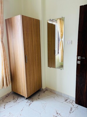 Classic Room | Free WiFi - Maharishi Inn (Faizabad)